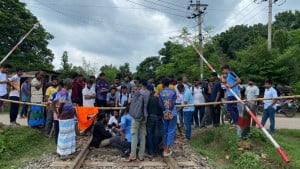 রাবি শিক্ষার্থীকে মারধরের অভিযোগে রেললাইন অবরোধ