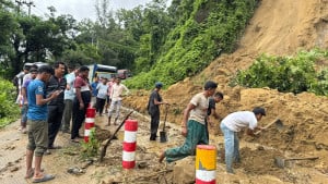 রাঙামাটি-চট্টগ্রাম সড়কে পাহাড় ধসে আড়াই ঘণ্টা যানবাহন চলাচল বন্ধ