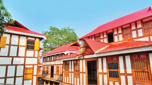 কাঠ-টিনের আস্ত ঘরের বাজার