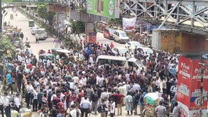 শিক্ষামন্ত্রীর পদত্যাগ দাবিতে রাজধানীতে শিক্ষার্থীদের সড়ক অবরোধ