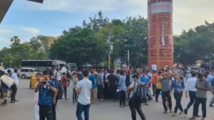 শাহবাগ অবরোধ করলেন শিক্ষার্থীরা, যান চলাচল বন্ধ