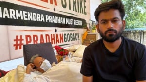 ১৬ দিনে ওজন কমেছে ৮ কেজি, তবু অনশন চালিয়ে যাচ্ছেন ককরোচ পার্টির সোনম