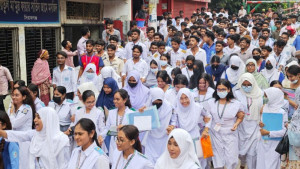 শিক্ষামন্ত্রীর পদত্যাগ দাবিতে সিরাজগঞ্জে শিক্ষার্থীদের বিক্ষোভ 