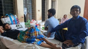 ছোবল দেওয়া সাপ নিয়ে হাসপাতালে হাজির যুবক