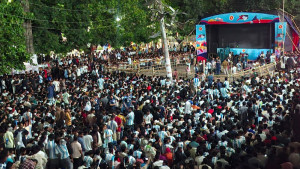 ফুটবল উন্মাদনায় সমর্থকদের উল্লাস 
