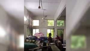 জবিতে শ্রেণিকক্ষে সিলিং ফ্যান খুলে পড়ে শিক্ষার্থী আহত