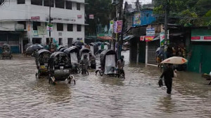 ভারী বর্ষণে চট্টগ্রামের নিচু এলাকায় হাঁটুপানি, দুর্ভোগে নগরবাসী