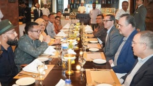 সিলেটে বাণিজ্যমন্ত্রীর সঙ্গে যুক্তরাষ্ট্রের রাষ্ট্রদূতের সৌজন্য সাক্ষাৎ
