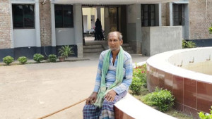 নামাজ পড়তে গিয়ে ভ্যান হারিয়ে দিশেহারা প্রতিবন্ধী চালক