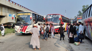 কর্মস্থলে ফিরছেন ঘরমুখো মানুষ, হাটিকুমরুলে যাত্রীদের উপচেপড়া ভিড়