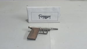 ব্রাহ্মণবাড়িয়ায় র‌্যাবের অভিযানে পরিত্যক্ত পিস্তল উদ্ধার