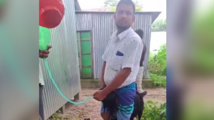 ছাগলের মুখে নল ঢুকিয়ে পানি খাইয়ে ওজন বাড়ানোর ভিডিও ভাইরাল 