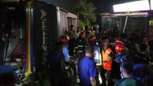 চোখে ঘুম নিয়ে গাড়ি চালাচ্ছিলেন চালক, বাস উল্টে নিহত ১, আহত ১৫