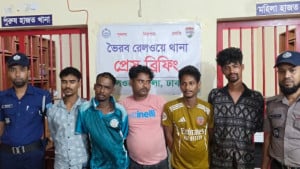 ট্রেনে জটলা তৈরি করে মোবাইল ছিনতাই, ভৈরবে ৫ ছিনতাইকারীর সাজা