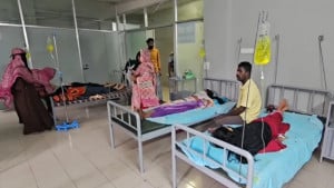 ‘মেশিনের ভেতর থেকে গন্ধ আসে, তারপর মাথা ঘুরে পড়ে যাই’