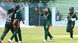 স্কটল্যান্ডকে হারিয়ে রেসে থাকলেন জ্যোতিরা