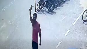 কালুরঘাট বিসিক এলাকায় প্রকাশ্যে অস্ত্র উঁচিয়ে গুলি