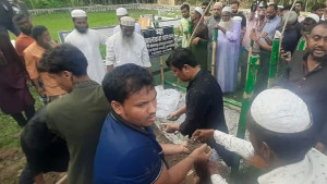 মা-বাবার কবরের পাশে চিরনিদ্রায় শায়িত তোফায়েল আহমেদ