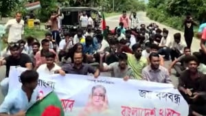বঙ্গবন্ধুর ম্যুরালে কালি লেপন, প্রতিবাদে ছাত্রলীগের মিছিল