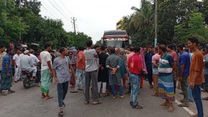 দোষীদের বিচার দাবিতে আধা ঘণ্টা সড়ক অবরোধ করল এলাকাবাসী