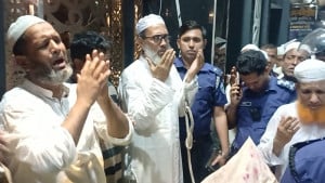 মায়ের জানাজায় হাতকড়া পরে অংশ নিলেন আ’লীগ নেতা ও সাবেক মেয়র আইয়ুব
