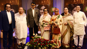 পুতুলগুলো তাদের ছেলেবেলায় ফিরিয়ে নিয়ে গেল...