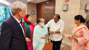 শিল্পী মুস্তাফা মনোয়ারের খোঁজ নিলেন মন্ত্রী-প্রতিমন্ত্রী
