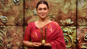 স্বর্ণের কলস উপহার পেলেন অপু বিশ্বাস, জানালেন নেপথ্যের গল্প