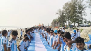 সমুদ্র তীরে আর্জেন্টিনা সমর্থকদের শোভাযাত্রা-কনসার্ট