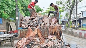 চট্টগ্রামে সড়কের ওপর  চামড়া, ছড়াচ্ছে দুর্গন্ধ