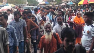 কর্মস্থলে ফেরা যাত্রীদের দুর্ভোগ, বাসে দ্বিগুণ ভাড়া আদায়
