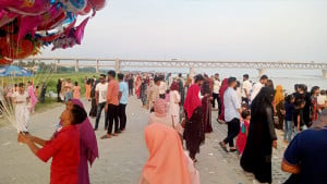 ছুটি শেষেও মুখরিত শিমুলিয়া ঘাট ও পদ্মা সেতু এলাকা