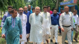 রোগীর শয্যায় শুয়ে কর্মচারীকে ফোন ঘাটতে দেখলেন মন্ত্রী