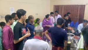প্রাক্তন স্বামীর ছোড়া এসিডে ঝলসে গেল তরুণীর মুখ