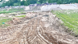 একপাশে চলছে পার রক্ষার কাজ অন্যপাশে মাটি কেটে সাবাড়