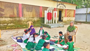 খসে পড়ছে ভবনের ছাদের পলেস্তারা খোলা মাঠে ক্লাস