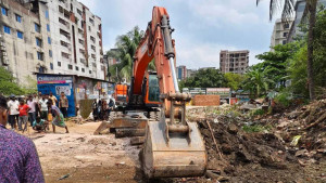 সকালে অবৈধ স্থাপনা উচ্ছেদ দুপুরেই রাস্তার কাজ শুরু