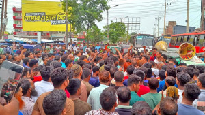 অবৈধ স্থাপনা উচ্ছেদের প্রতিবাদে মহাসড়ক অবরোধ