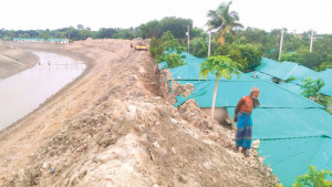 নদী খননের মাটি আশ্রয়ণে, বাস্তুহারা বহু মানুষ