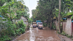 ‘কোনটা রাস্তা আর কোনটা গর্ত বোঝা যায় না’