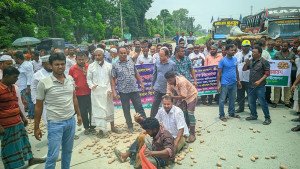 হিমাগারের ভাড়া বাড়ানোর প্রতিবাদে আলুচাষি ও ব্যবসায়ীদের বিক্ষোভ