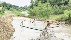 হালদা নদীর প্রকল্প এলাকায় ড্রেজারে বালু উত্তোলন