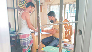 এসআইয়ের বিরুদ্ধে ঠিকাদারি ব্যবসার অভিযোগ