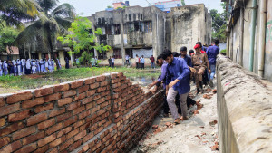 কলেজের জমিতে প্রাচীর, গুঁড়িয়ে দিলেন শিক্ষার্থীরা