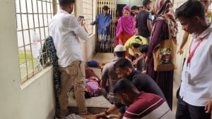 ‘পানি পানে’ অসুস্থ শতাধিক শ্রমিক এক দিনের ছুটি