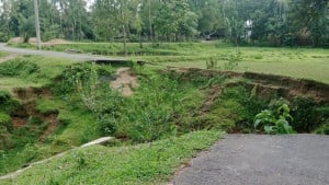ঢলে ভেঙে গেছে সড়ক যোগাযোগ বিচ্ছিন্ন গ্রাম