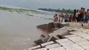 ৮৩০ কোটি টাকার নদী রক্ষা প্রকল্পে ধস