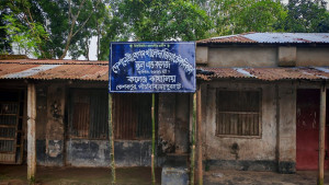খুঁটিতে সাইনবোর্ড ঝুলিয়ে খাসজমি দখলের ফন্দি