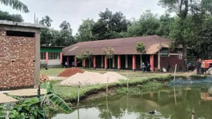পুকুর দখল করে মাছ চাষ ভাঙছে বিদ্যালয়ের মাঠ