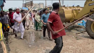 অবৈধ স্থাপনা উচ্ছেদ অভিযানে হকারদের হামলা